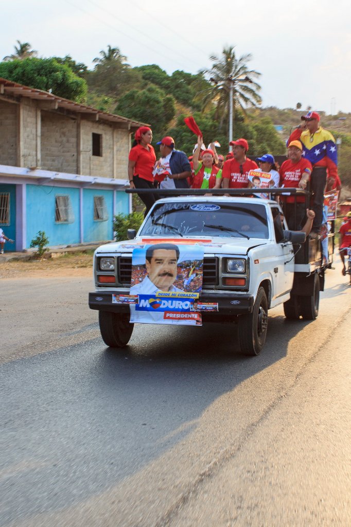 02-Maduro fans.jpg - Maduro fans